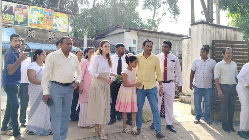 ළමයින් 2000 කට රුපියල් ලක්ෂ 18ක් බෙදපු උපන් දින සැමරුමක්