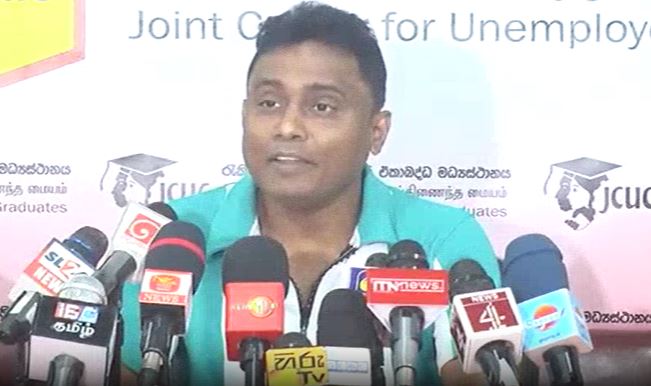 ආණ්ඩුවට පට්ට ආදරෙයි! රැකියා විරහිත උපාධි ඒකාබද්ධ මධ්යස්ථානය කියයි!