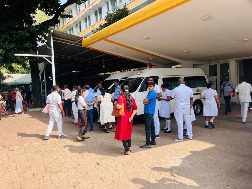 වෛද්යවරුන්ගේ වාර්ෂික ස්ථානමාරු ක්රියාවලියක් මුල්කරගෙන කොළඹ ජාතික අක්ෂි රෝහලේ වෛද්යවරුන් (22) උදෑසන 8.00 සිට සංකේත වැඩ වර්ජනයක් ආරම්බ කිරීම හේතුවෙන් ප්රතිකාර සඳහා පැමිණෙන රෝගීහු දැඩි අපහසුතාවකට පත්ව සිටියහ.