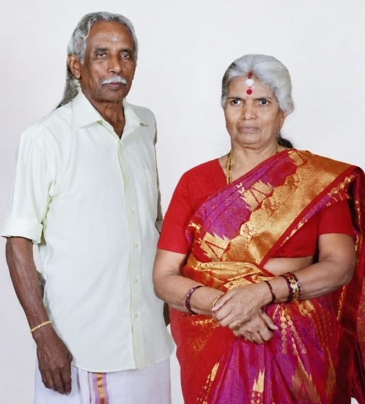 හැටන් නගරය කැළඹූ අභිරහස් ද්විත්ව ඝාතනය: වසා දැමූ වෙළඳසැලක් තුළ මහලු අඹුසැමි යුවළක් කපා කොටා මරා දමයි!