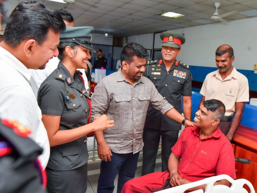 ජනපති රාගම “රණවිරු සෙවණ” සුවතා නිකේතනයේ නේවාසිකව ප්රතිකාර ලබන සෙබළුන්ගේ සුවදුක් විමසයි