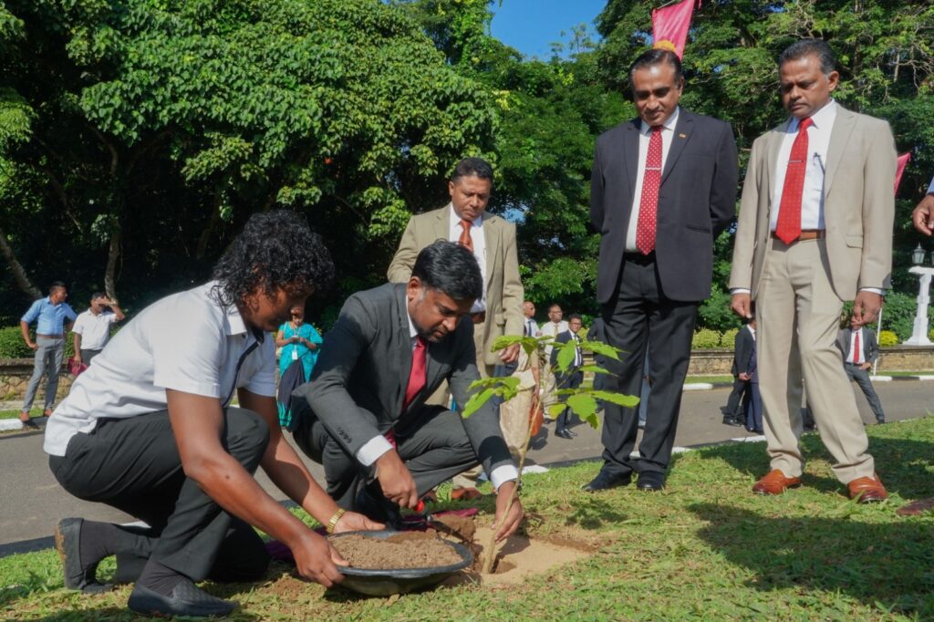 පේරාදෙණිය විශ්වවිද්යාලයේ නිර්මාතෘ දින සැමරුම සහආදි විද්යාර්ථි විශිෂ්ටතා සම්මාන උළෙල උත්කර්ෂවත් අයුරින් පැවැත්වෙයි.