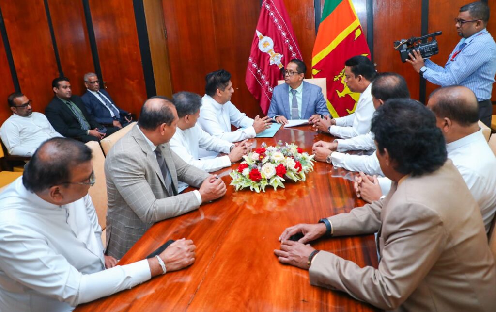 මීගමුව බන්ධනාගාර ලේ වැගිරීම් ගැන හදිසි පාර්ලිමේන්තු විවාදයක් ඉල්ලයි: මියගිය ගණන 26 දක්වා ඉහළට, 100 කට තුවාලයි! රැඳවියන්ගේ ජීවිතවල වගකීම ආණ්ඩුව බාරගත යුතුයි – විපක්ෂ නායක සජිත් ප්රේමදාස