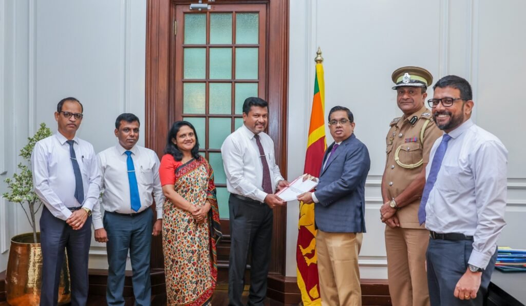 බන්ධනාගාර ආඥාපනත යටතේ පවතින නීති රෙගුලාසි සහ නිත්ය නියෝග යාවත්කාලීන කිරීමේ විශේෂ කමිටු වාර්තාව ජනාධිපති ලේකම්වරයාට භාර දෙයි